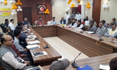 जिलाधिकारी द्वारा बैठक में अनुपस्थित अधिकारियों को कारण बताओ नोटिस/वेतन रोकने के दिये गये निर्देश।