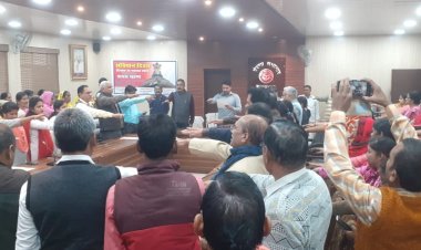जिलाधिकारी द्वारा संविधान दिवस के अवसर पर प्रशासनिक अधिकारियों व कर्मचारियों को दिलायी गयी शपथ।