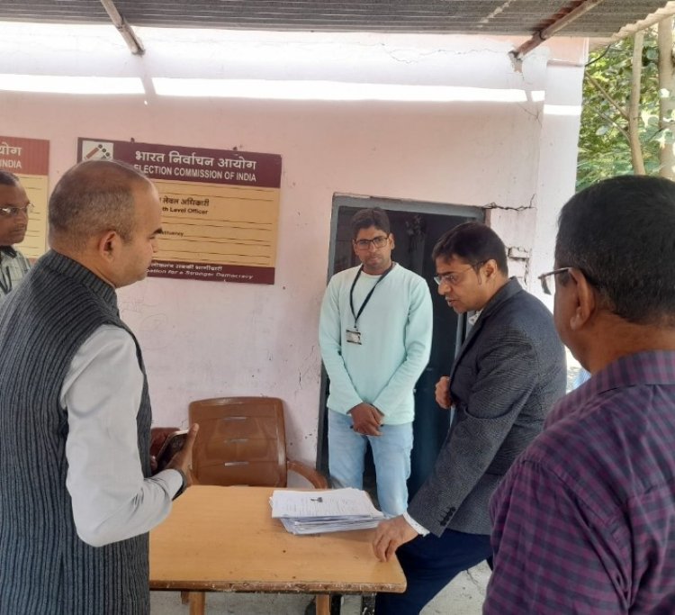 रोल प्रेक्षक श्री  जैन  ने देवास जिले में मतदान केंद्रों  का किया निरीक्षण