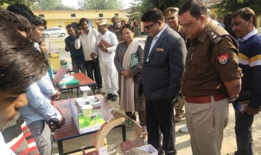 जिलाधिकारी व पुलिस अधीक्षक द्वारा पब्लिक इण्टर कालेज चौकिया में विज्ञान प्रदर्शनी का अवलोकन कर छात्र/छात्राओं की सराहना की गयी।