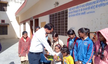 उपखंड अधिकारी ने गरीब छात्राओं को जूते जुराब वितरण किए