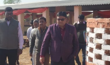 जिलाधिकारी द्वारा अस्थाई गोवंश आश्रय स्थल, ग्राम पडरे, विकास खण्ड धनपतगंज का किया गया आकस्मिक निरीक्षण।