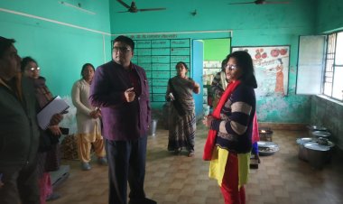 जिलाधिकारी द्वारा कस्तूरबा गांधी आवासीय बालिका विद्यालय विकास खण्ड धनपतगंज तथा नवनिर्माणाधीन छात्रावास का किया गया औचक निरीक्षण।