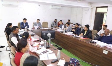 कलेक्टर श्री गुप्ता ने ली राजस्व अधिकारियों की बैठक।