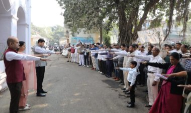 देवास जिले में अपर कलेक्टर श्री कवचे ने अधिकारियों, कर्मचारियों को दिलाई सुशासन दिवस की शपथ
