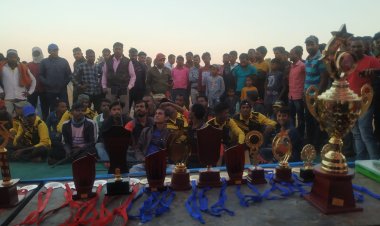 बरगंवा में 7 दिवसीय टेनिसबॉल क्रिकेट टूर्नामेंट का हुआ समापन क्योटर की टीम ने जीता फाइनल