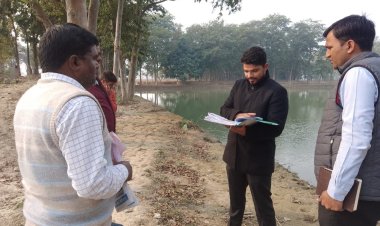 मुख्य विकास अधिकारी द्वारा निर्माणाधीन अमृत सरोवर का किया गया आकस्मिक निरीक्षण।