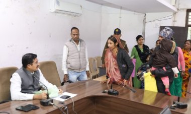 जिले में जनसुनवाई में आवेदकों ने कलेक्टर श्री गुप्ता को बताई अपनी समस्याएं।