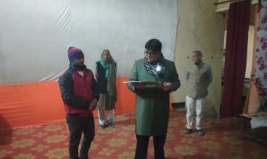जिलाधिकारी द्वारा पं0 राम नरेश त्रिपाठी सभागार में संचालित रैन बसेरा व अलाव का किया गया आकस्मिक निरीक्षण।
