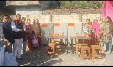 वार्ड 40 के पार्षद ने आंगनवाड़ियों में भेंट की अलमारी व टेबल-कुर्सी