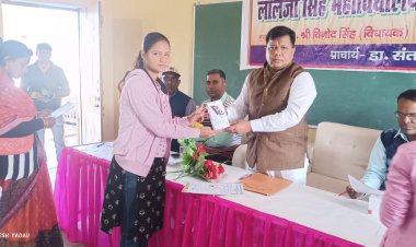 उ० प्र० सरकारी योजना के अंतर्गत युवाओं को तकनीकी रूप से सशक्तिकरण हेतु वितरित किए गए- 298 स्मार्टफोन।