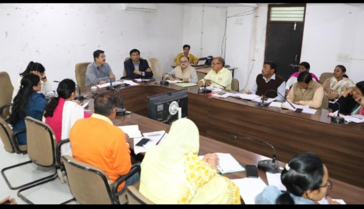 देवास जिले में महिला बाल विकास विभाग द्वारा संचालित विभिन्‍न योजनाओं की समीक्षा बैठक कलेक्‍टर श्री गुप्‍ता की अध्‍यक्षता में हुई आयोजित।