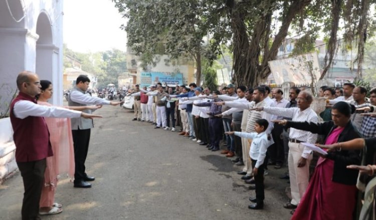 देवास जिले में अपर कलेक्टर श्री कवचे ने अधिकारियों, कर्मचारियों को दिलाई सुशासन दिवस की शपथ