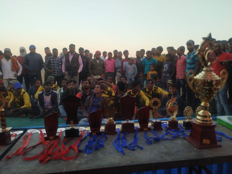 बरगंवा में 7 दिवसीय टेनिसबॉल क्रिकेट टूर्नामेंट का हुआ समापन क्योटर की टीम ने जीता फाइनल
