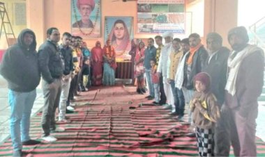 सावित्रीबाई फुले की जयंती मनाते माली समाज के लोग।