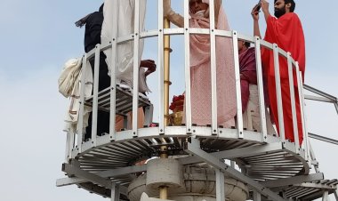 शीतलनाथ जिनालय के शिखर पर ध्वजा चढ़ाई उमड़े श्रद्धालु