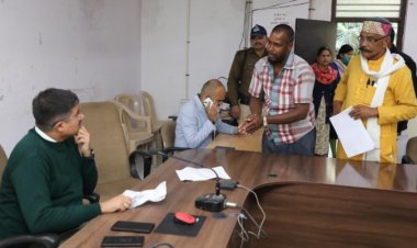 जिले में जनसुनवाई में आवेदकों ने कलेक्टर श्री गुप्ता को बताई अपनी समस्याएं।