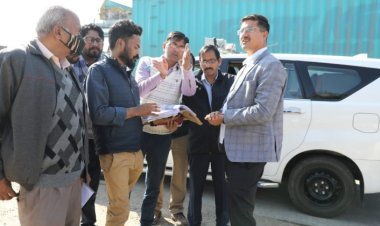 देवास शहर में पुनर्घनत्वीकरण योजना में लगभग 58 करोड़ 47 लाख रूपये की लागत से होने वाले विकास कार्यो का कलेक्टर श्री गुप्ता ने किया निरीक्षण ।
