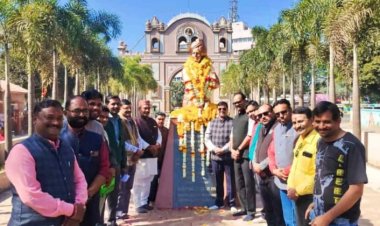 प्रेस क्लब ने विवेकानंद जी की प्रतिमा पर किया माल्यार्पण