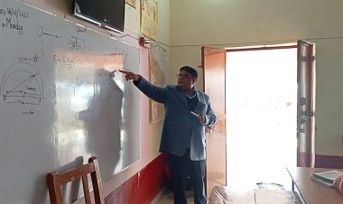 डी.एम द्वारा गोद लिए उच्च प्राथमिक विद्यालय तथा आंगनबाड़ी केन्द्र दूबेपुर का किया गया आकस्मिक निरीक्षण।