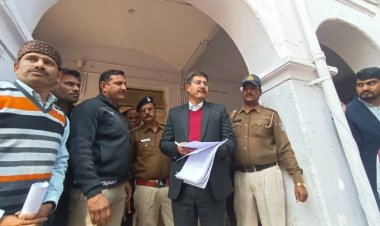 चिटफंड कंपनियों के खिलाफ की नारेबाजी कर निकाली रैली, कलेक्ट्रेट घेराव कर सौंपा ज्ञापन