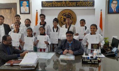 जिलाधिकारी द्वारा कलेक्ट्रेट कार्यालय में ताइक्वांडो में ब्लैक बेल्ट लाने वाले आठ मेधावियों को किया गया सम्मानित।