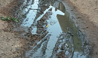 कीचड़युक्त  गन्दा पानी से भरा रास्ता  ग्रामीण परेशान