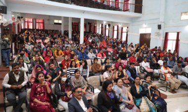 शासकीय कन्या महाविद्यालय देवास में आनंद उत्सव का हुआ आयोजन