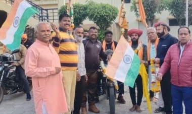 देश की एकता व अखंडता के लिए निकाली गई शौर्य यात्रा का किया स्वागत  राष्ट्रीय तिरंगा भेंट कर राष्ट्रीय एकता जिंदाबाद के नारे लगाए
