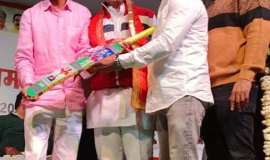 मुख्यमंत्री एवं भाजपा नेता शुक्ला को भेंट किया क्रिकेट बेट