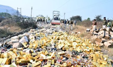 देवास में आबकारी विभाग ने जप्त अवैध मदिरा की नष्टीकरण की कार्यवाही की ।