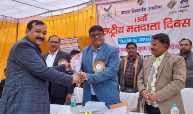 13वें राष्ट्रीय मतदाता दिवस के अवसर पर जिलाधिकारी/जिला निर्वाचन अधिकारी ने दिलायी अधिकारियों/कर्मचारियों एवं छात्र/छात्राओं को शपथ।