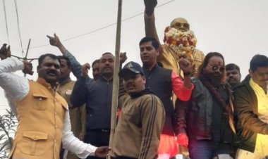हिन्दू जागरण मंच ने अम्बेडकर प्रतिमा पर माल्यार्पण कर किया ध्वजारोहण