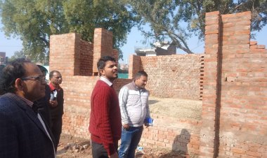 मुख्य विकास अधिकारी द्वारा कस्तूरबा गांधी आवासीय बालिका विद्यालय दोस्तपुर में निर्माणाधीन छात्रावास 100 बेड व विकास खण्ड कार्यालय दोस्तपुर का किया गया औचक निरीक्षण।