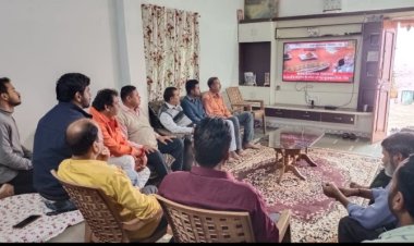 वार्ड 40 में पार्षद के साथ कार्यकर्ता व वार्डवासियों ने सुनी मोदी जी की मन की बात