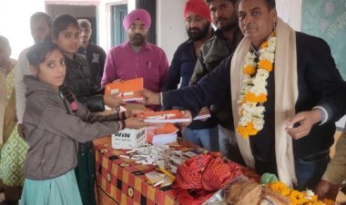 बच्चों को शिक्षण सामग्री भेंटकर शिक्षा के प्रति किया जागरूक