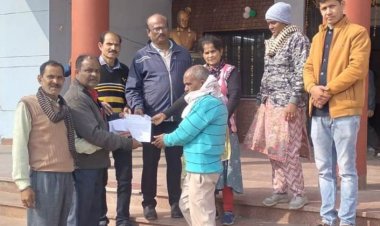 संविदा कर्मियों द्वारा विभिन्न मांगों को लेकर मुख्यमंत्री के नाम दिया ज्ञापन