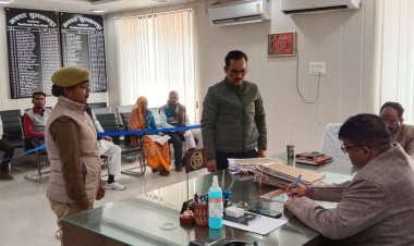 जिलाधिकारी द्वारा जनता दर्शन में जन समस्याओं का किया गया निस्तारण।