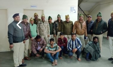 250 अपराधियों को जिलेभर में पकड़ा, 800 पुलिसकर्मी रहे मुस्तैद देवास पुलिस ने रात में चलाया कॉम्बिंग गश्त