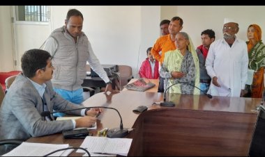जिले में जनसुनवाई में आवेदकों ने कलेक्टर श्री गुप्ता को बताई अपनी समस्याएं