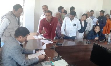 चौथी बार जनसुनवाई में आवास योजना की किस्त डलवाने के लिए लगाई गुहार