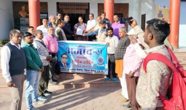 अजाक्स द्वारा मुख्यमंत्री के नाम अतिशेष/सरप्लस नीति को खत्म करने हेतु दिया ज्ञापन