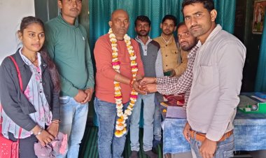 बैराड़: नए संकुल प्रभारी का अतिथि शिक्षकों ने किया स्वागत, साथ ही अपनी समास्याओं का आवेदन देकर साझा किया।