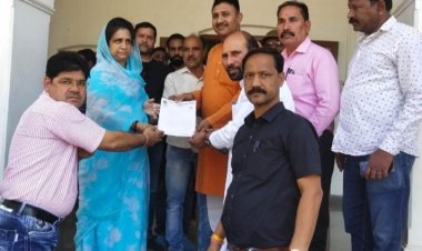 मप्र लघु वेतन कर्मचारी संघ का विरोध 22 सूत्रीय मांगों को लेकर विधायक राजे को सौंपा ज्ञापन