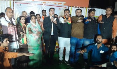 देवास जिले में विकास यात्रा देवास शहर में प्रकाश नगर (ढ़ाचा भवन), सोनकच्छ में गुराडियारूपा, हाटपीपल्या में शिवपुरमुण्डला, बागली में कनाड़ और खातेगांव में निवार्दी से हुई शुरू