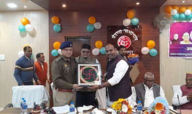 जिलाधिकारी की अध्यक्षता में जिला उद्योग बन्धु व व्यापार बन्धु की बैठक हुई आयोजित व विकास भवन स्थित प्रेरणा सभागार में जनपद स्तरीय ग्लोबल इन्वेस्टर्स समिट-2023 समापन समारोह का देखा गया सजीव प्रसारण।