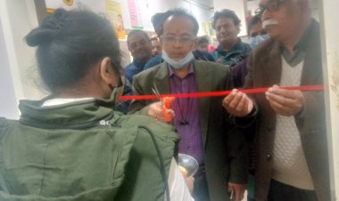मुख्य चिकित्सा अधिकारी द्वारा जिला महिला चिकित्सालय में विशेष टीकाकरण अभियान के दूसरे चरण का फीता काटकर किया गया शुभारंभ।