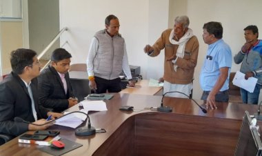 जिले में जनसुनवाई में आवेदकों ने कलेक्टर श्री गुप्ता को बताई अपनी समस्याएं