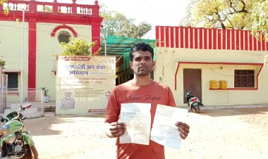 शिवपुरी:जिन अधिकारिओं के दफ्तरों के चक्कर लगाकर सुनबाई नहीं बो अब दिखाने के लिए नेताओं के साथ विकाश यात्रा में शामिल हो रहे हैं।