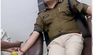 सीधी बस दुर्घटना में घायल लोगों की जान बचाने पहुँचे पुलिस एसपी - नवनीत भसीन ने किया रक्तदान।